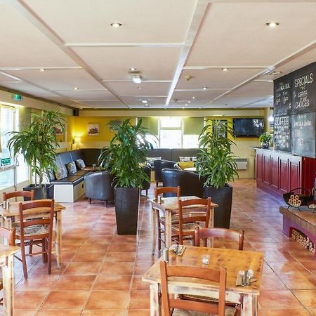 Campanile Hotel Вейкфілд Екстер'єр фото