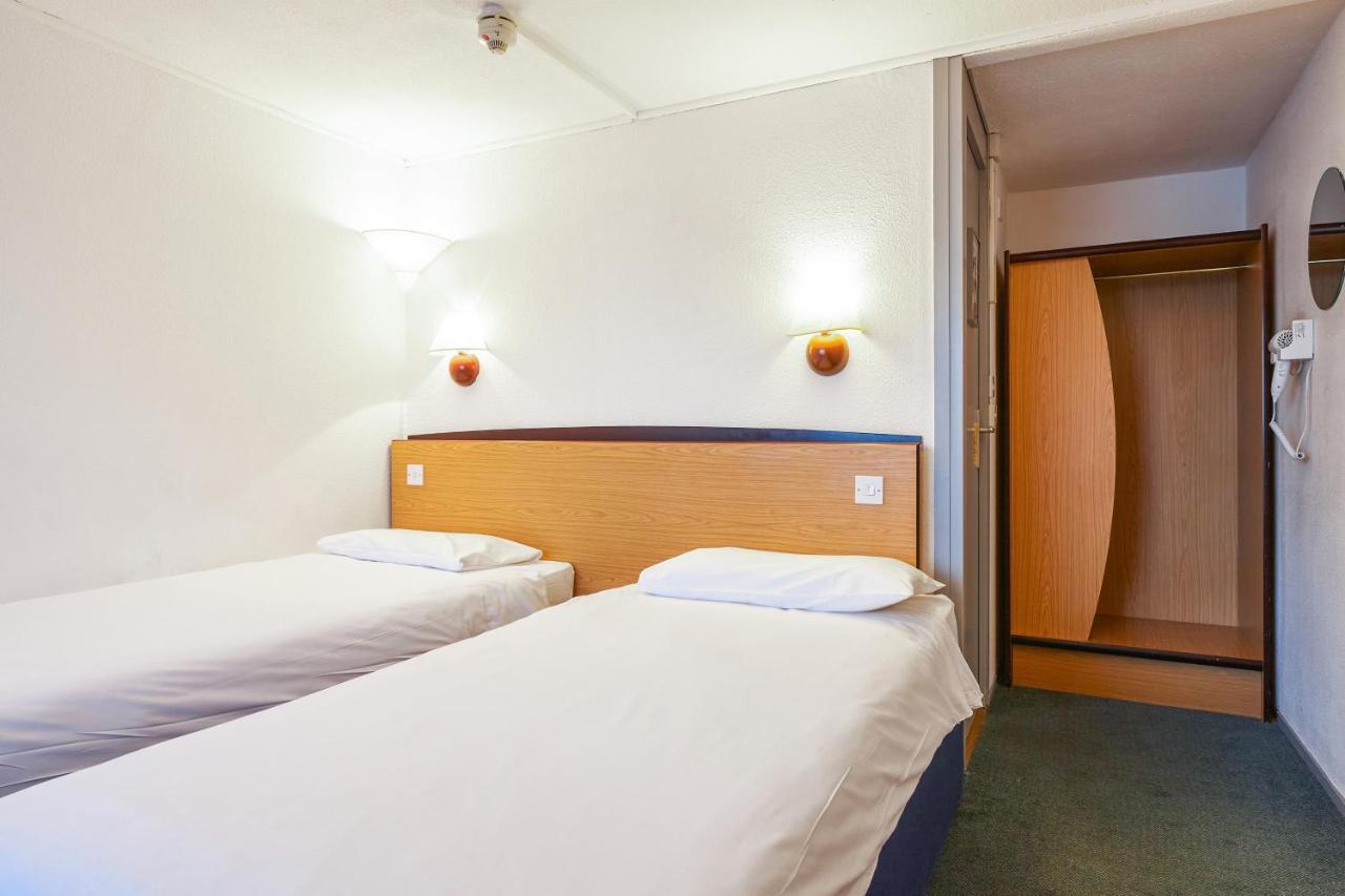 Campanile Hotel Вейкфілд Екстер'єр фото