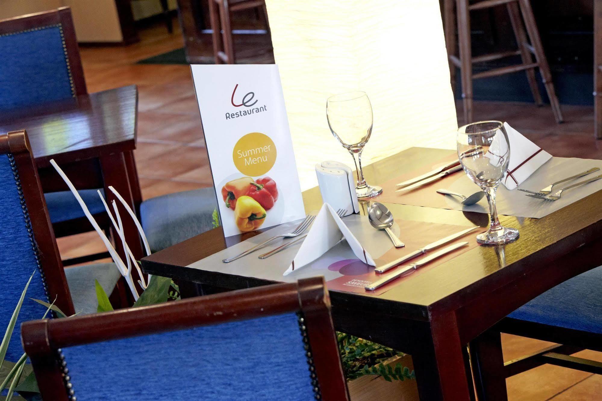 Campanile Hotel Вейкфілд Екстер'єр фото